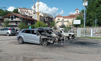 Maxi incendio: a fuoco cinque auto e la casetta dell'acqua, ipotesi piromane. Convocato il Comitato per l'Ordine e la Sicurezza