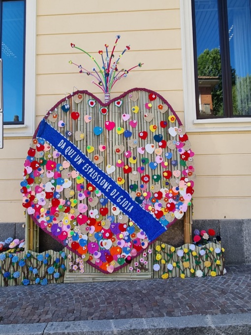 Yarn Bombing, a Barzanò splendide creazioni all’uncinetto in tutto il paese