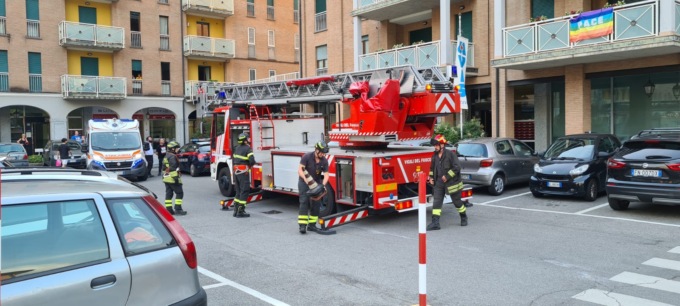 Non risponde da due giorni: i Vigili del fuoco entrano dal balcone al quinto piano… ma lui dormiva