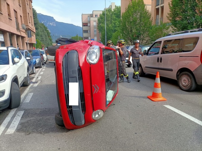 Si schianta contro tre auto in sosta e poi si ribalta: paura a Castello. I residenti reclamano dei dissuasori di velocità