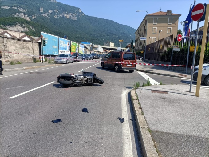 Terribile carambola, coinvolte due moto: 23enne gravissimo