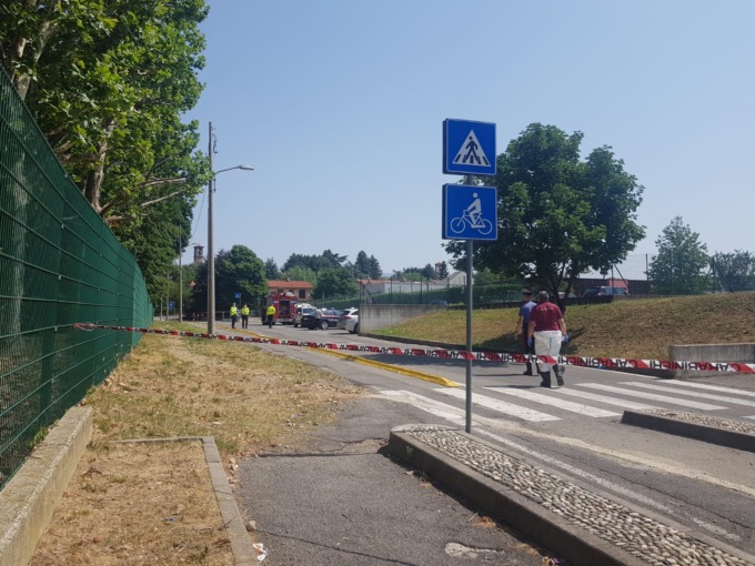 CADAVERE DI UN UOMO IN UN'AUTO