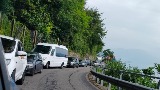Tutti in fila sulla Lecco-Bellagio: mattinata d’inferno