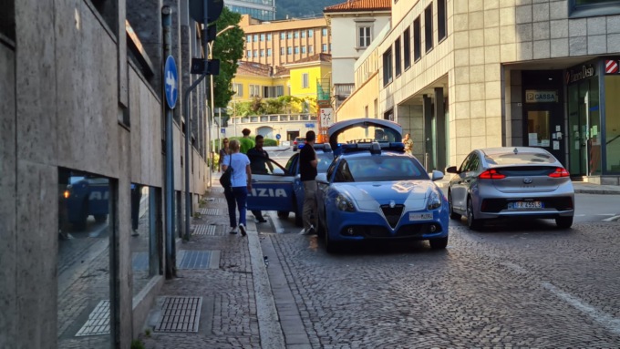 Giovane ferito a sangue con un collo di bottiglia in centro Lecco