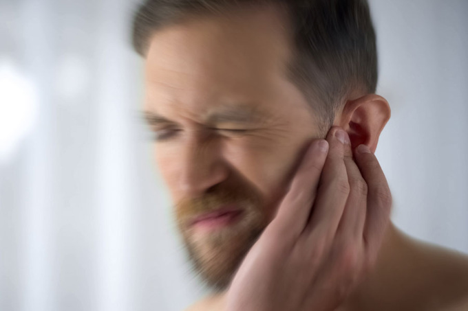 Come guarire gli acufeni grazie a terapie farmacologiche, integratori e l’applicazione di apparecchi acustici