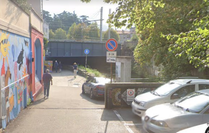 Coltello puntato in pancia: giovanissimi rapinati in via Carlo Porta