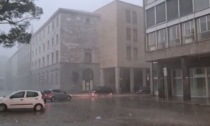 Violenta tempesta a Lecco: il centro si svuota e le persone corrono al riparo | VIDEO