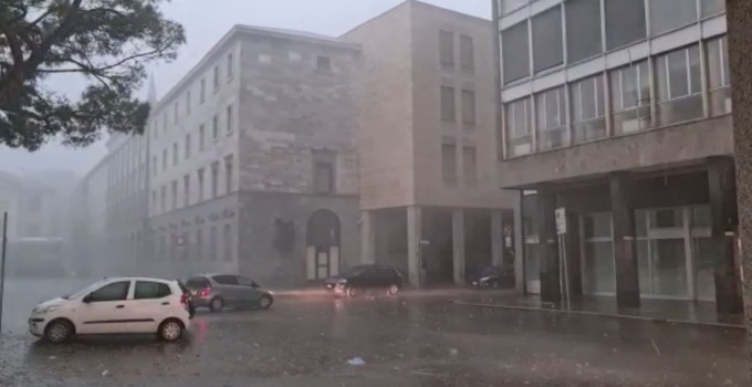 Violenta tempesta a Lecco: il centro si svuota e le persone corrono al riparo | VIDEO