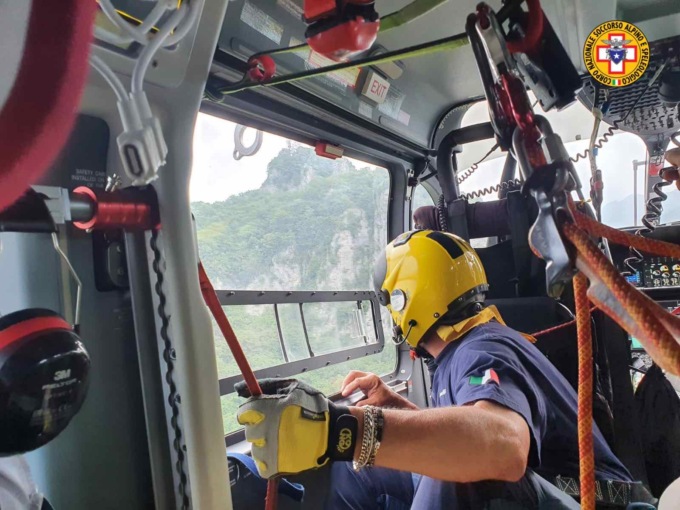 Due giovani alpinisti bloccati in corda doppia: intervengono i soccorsi