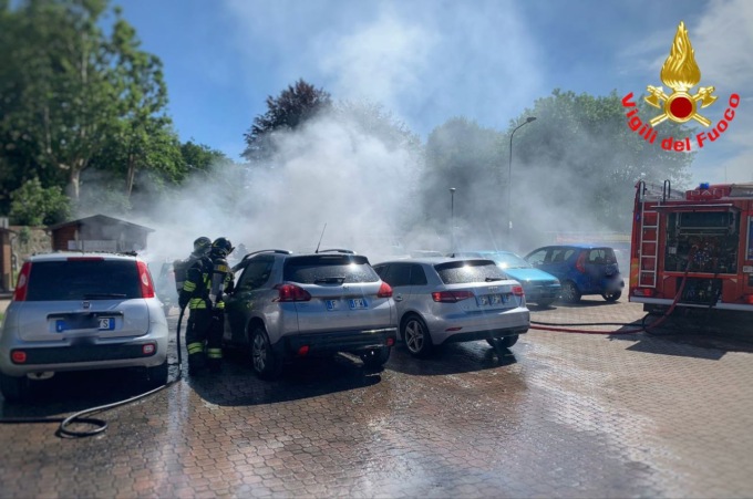 Maxi incendio: a fuoco cinque auto e la casetta dell'acqua. Ipotesi piromane