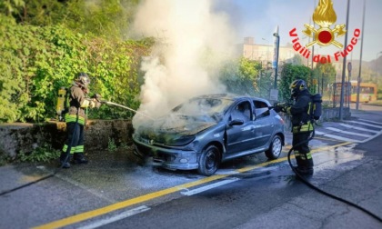 Auto in fiamme vicino all'ospedale