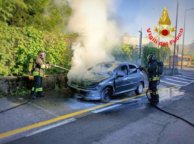 Auto in fiamme vicino all’ospedale