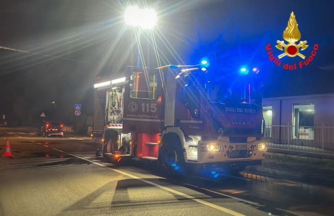 Auto a fuoco: mobilitati i pompieri