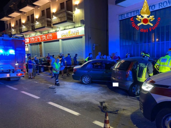 Schianto sulla Provinciale, due auto si scontrano e poi finiscono conto una saracinesca: 5 giovani in ospedale