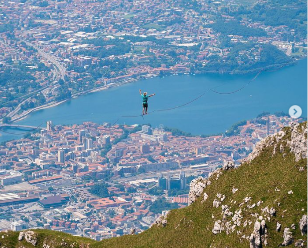 Sospesi nel vuoto sopra il Resegone: impresa da brividi degli atleti di Slackline