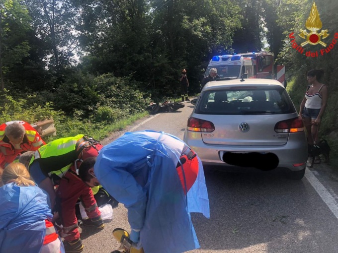 Violento scontro auto-moto: coinvolte due persone