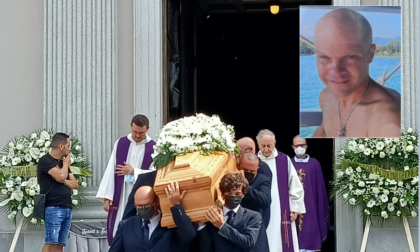 Straziante addio al giovane papà Alessandro Redaelli:  "E' morto felice con chi amava e con quello che amava"