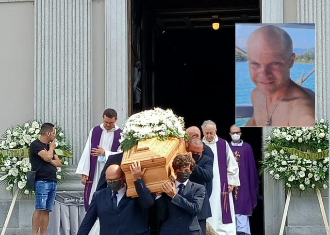 Straziante addio al giovane papà Alessandro Redaelli:  “E’ morto felice con chi amava e con quello che amava”