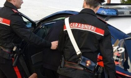 Paura a Malgrate: uomo a torso nudo minaccia un’automobilista con un coltello