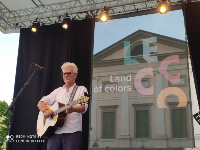 Pienone in piazza per il concerto di Ron: foto e video della serata
