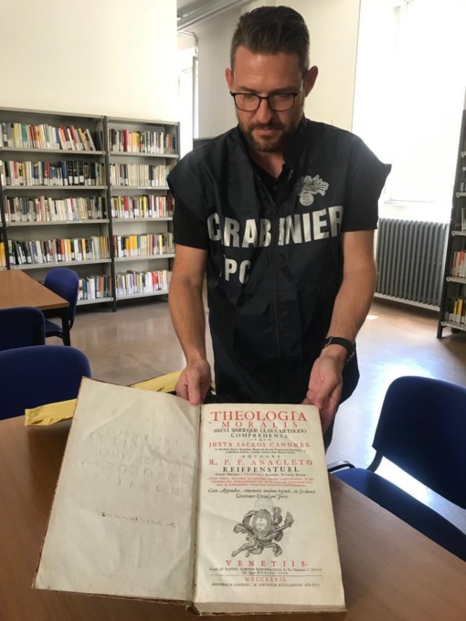 Antico volume restituito alla biblioteca di Merate