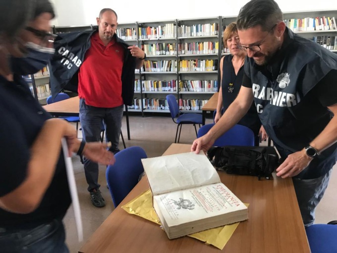 Antico volume restituito alla biblioteca di Merate