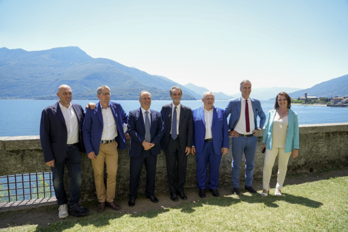 Fontana al tavolo con gli amministratori del Lago e della Valsassina