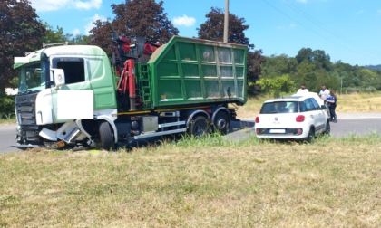 Si schianta contro un camion che finisce fuori strada: 58enne in ospedale