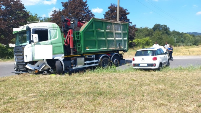 Si schianta contro un camion che finisce fuori strada: 58enne in ospedale
