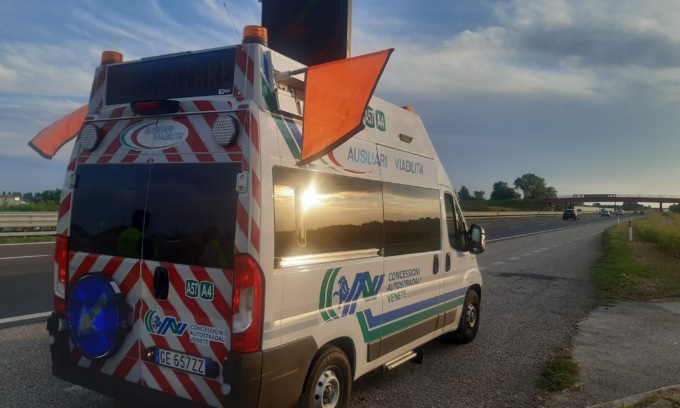 Tragedia sfiorata in autostrada,  il bimbo deve fare pipì e il papà accosta: arriva un’altra auto e li tampona. Lecchese ferito