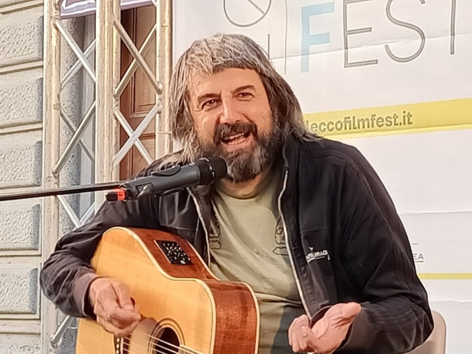 Omar Pedrini incanta con la sua voce e i suoi racconti di vita gli spettatori del Lecco Film Fest VIDEO