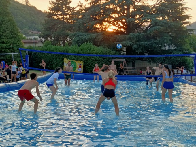 Torneo di volley acqua e sabbia: oltre 500 a divertirsi tra schizzi e schiacciate