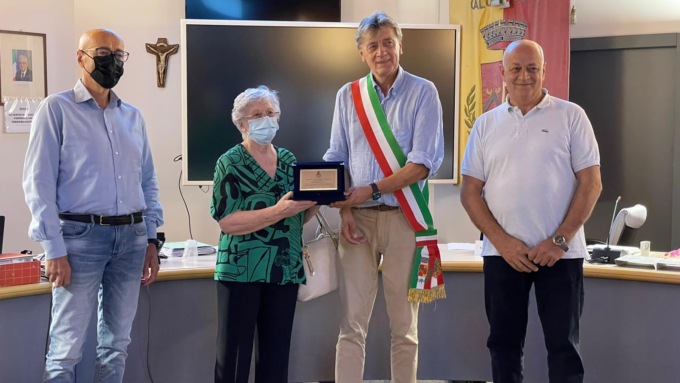 Attività storiche: la famiglia Cattaneo premiata in Comune
