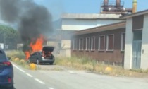 Auto in fiamme a Olginate: intervengono i Vigili del fuoco | VIDEO