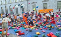 La "battaglia dei cuscini" sfida l'Apocalisse  in piazza Garibaldi VIDEO