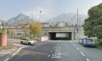 Camion in transito davanti alla stazione e in via dei sassi: scoppia la polemica