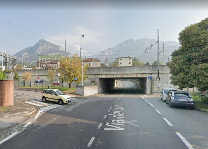 Camion in transito davanti alla stazione e in via dei sassi: scoppia la polemica