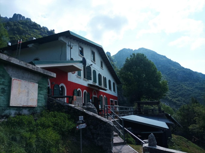 Rifiuti alla Capanna Monza: “Noi mettiamo i sacchetti, voi portateli a valle”