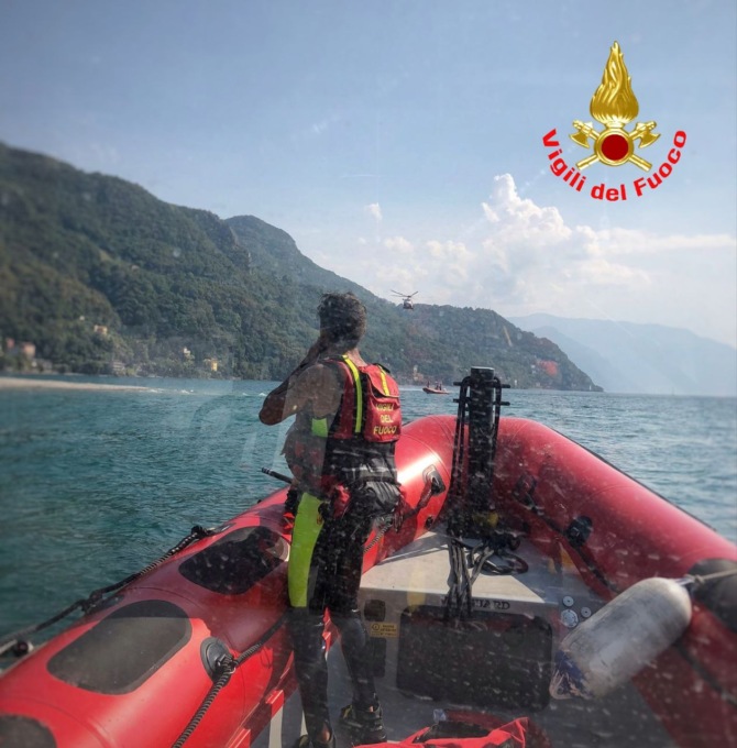 ragazzi in difficoltà al lago bellano