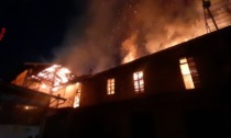 Grosso incendio a Calolzio: l'intervento all'alba dei Vigili del fuoco | FOTO E VIDEO