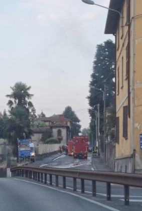 in fiamme un'azienda a brivio