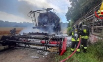 Mietitrebbia divorata dalle fiamme: 10 Vigili del fuoco in campo