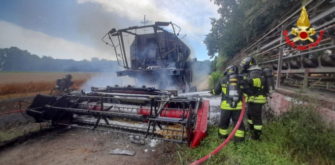 Mietitrebbia divorata dalle fiamme: 10 Vigili del fuoco in campo