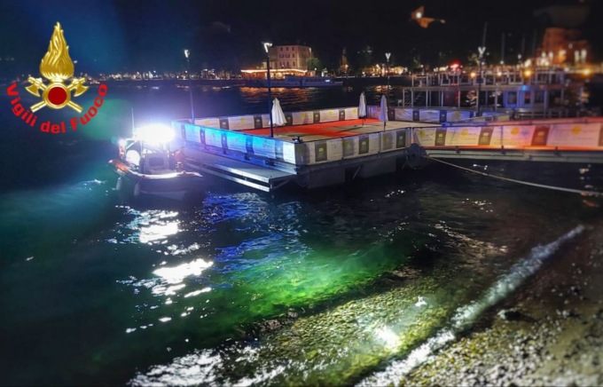 Si getta nel lago in stato confusionale e poi si nasconde in un cunicolo: salvato dai pompieri