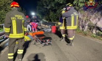 Schianto all'alba: tre giovani incastrati nell'auto