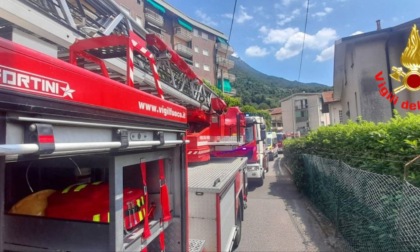 Incendio in un appartamento al sesto piano: maxi mobilitazione. Un residente riesce a "contenere" le fiamme