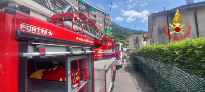 Incendio in un appartamento al sesto piano: maxi mobilitazione. Un residente riesce a “contenere” le fiamme
