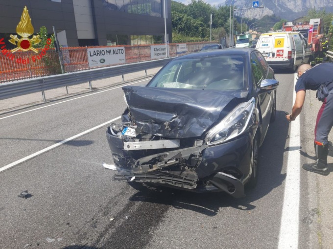 Frontale auto camion: ferita 50enne, traffico in tilt
