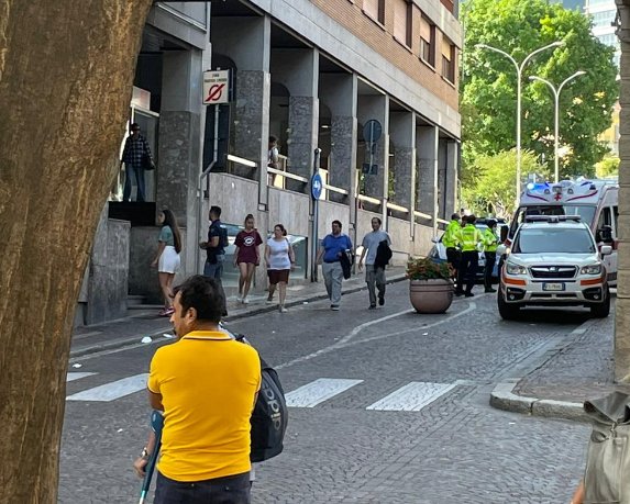 Violenza in centro: scatta l’ordinanza. Chiuso il passaggio del Vallo, vietato bivaccare in via Volta