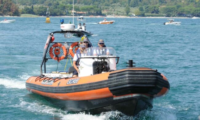 Si sente male mentre fa il bagno e non riemerge più dal lago: ricerche in corso